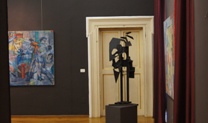 Terza sala - scultura di Alberto Baumann e quadri di Eva Fischer